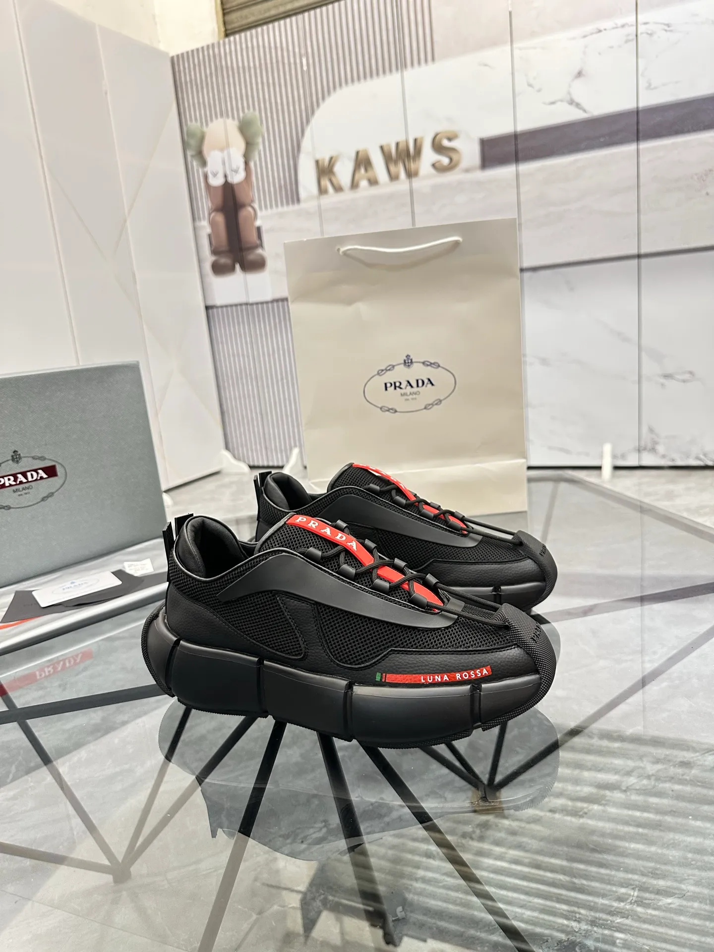 Men's shoes: 💰P500¥ High-end, complete package Product trademark: Prada *"Prada*" low-top casual shoes Regular size: 38-44 (can be customized to 45.46) Couple style Product materials: Upper imported cowhide stitched with original fabric, sheepskin lining, original outsole. Number: 846
